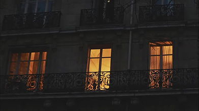 Napalona dziewczyna z dużymi pięknymi piersiami i dużym tyłkiem palcowania i jebanie jej ciasnego dupka, analny palcowania masturbacja orgazm